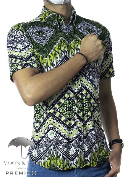 Camisa para hombre casual con figuras color verde, blanco y negro con brazo levantado